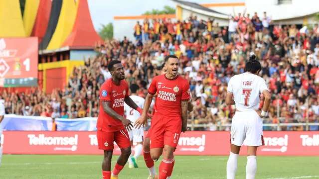Selebrasi pemain Semen Padang, Bruno Gomes (tengah), seusai mencetak gol ke gawang Persik Kediri pada pekan 33 BRI Liga 1 2024/2025 di Stadion H. Agus Salim, Minggu (18/5/2025). (Bola.com/Nandang Permana)