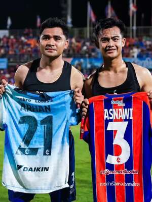 Asnawi bermain penuh selama 90 menit sebagai starter, sementara Arhan masuk sebagai pemain pengganti di 10 menit terakhir babak kedua. Pertandingan tersebut menyita perhatian banyak penggemar sepak bola Indonesia, terutama setelah momen mengharukan terjadi seusai pertandingan. Asnawi dan Arhan, yang berlaga di klub berbeda, terlihat bertukar jersey sebagai tanda persahabatan dan kenangan. (Liputan6/com/IG/@true_bangkok_united)