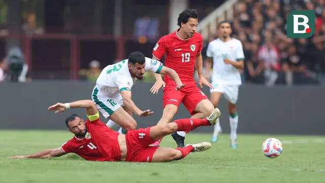 Pemain Timnas Indonesia, Jordi Amat (bawah) terjatuh saat berusaha mengadang laju pemain Irak, Aymen Hussein pada laga Grup F putaran kedua Kualifikasi Piala Dunia 2026 zona Asia di Stadion Utama Gelora Bung Karno (SUGBK), Senayan, Jakarta, Kamis (6/6/2024). (Bola.com/M Iqbal Ichsan)