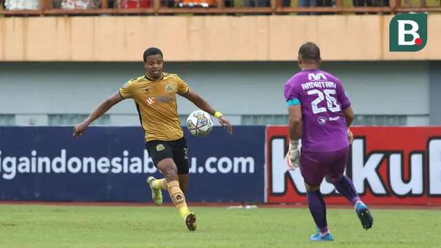Pemain Bhayangkara FC, Alex Martins Ferreira (kiri) berhadapan dengan penjaga gawang Persija Jakarta, Andritany Ardhiyasa dalam pertandingan lanjutan pekan ke-25 BRI Liga 1 2022/2023 yang berlangsung di Stadion Wibawa Mukti, Cikarang, Jawa Barat, Kamis (16/2/2023). (Bola.com/Ikhwan Yanuar)