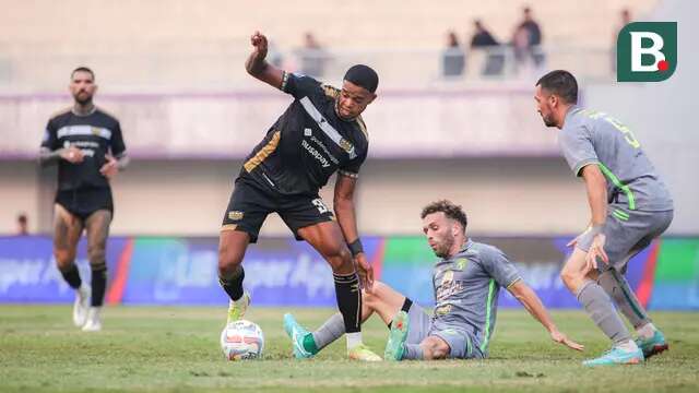 Pemain Dewa United, Alex Martins (tengah kiri) berebut bola dengan pemain Persebaya Surabaya, Ze Valente (tengah kanan) pada laga lanjutan BRI Liga 1 2023/2024 antara Dewa United melawan Persebaya Surabaya di Indomilk Arena, Tangerang, Sabtu (30/09/2023). (Bola.com/Bagaskara Lazuardi)