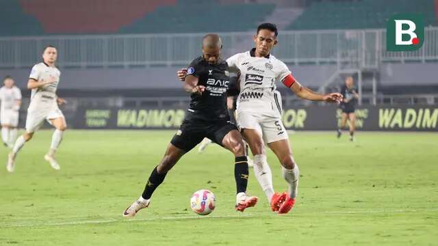 Striker Dewa United, Alex Martins mendapatkan penjagaan ketat dari bek Persija Jakarta, Rizky Ridho dalam laga lanjutan BRI Liga 1 2024/2025 di Stadion Pakansari, Bogor, Sabtu (8/2/2025). (Bola.com/Abdul Aziz)