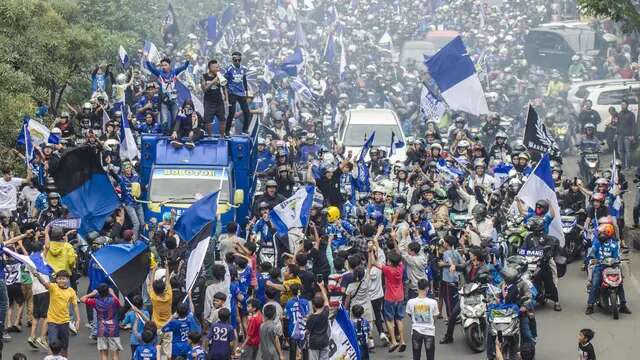 Ribuan Bobotoh tumpah ke Jalan Djunjunan, Sukamulya, Kota Bandung, merayakan Persib Bandung yang berhasil menjuarai Liga 1 musim 2023/2024 pada Sabtu, 1 Juni 2024. (Liputan6.com/Dikdik Ripaldi)