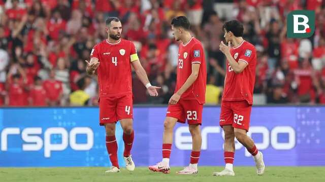 Kapten Timnas Indonesia, Jordi Amat (kiri) berbicara dengan dua rekannya, Justin Hubner (tengah) dan Nathan Tjoe-A-On saat menghadapi Irak pada laga Grup F putaran kedua Kualifikasi Piala Dunia 2026 zona Asia di Stadion Utama Gelora Bung Karno (SUGBK), Senayan, Jakarta, Kamis (6/6/2024). (Bola.com/M Iqbal Ichsan)