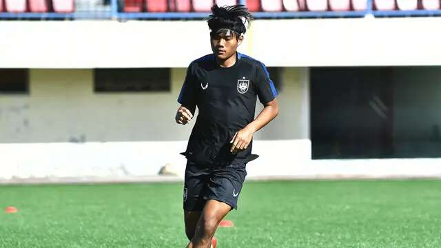 Bek muda PSIS Semarang, Kartika Vedhayanto dalam sesi latihan di Stadion Citarum, Semarang. (Dok PSIS Semarang)