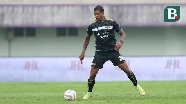 Pemain Dewa United, Alex Martins Ferreira mengontrol bola pada laga pekan pertama BRI Liga 1 2023/2024 antara Dewa United melawan Arema FC di Stadion Indomilk, Tangerang, Minggu (2/7/2023). (Bola.com/Bagaskara Lazuardi)