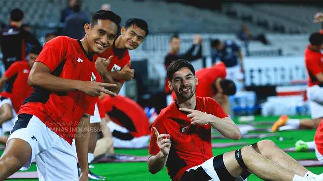 Tiga jagoan lini belakang Timnas Indonesia, Rizky Ridho, Pratama Arhan, dan Sandy Walsh mengikuti sesi latihan di Netstrata Jubilee, Sydney, Selasa (18/3/2025) malam jelang laga melawan Timnas Australia. (Dok. PSSI)