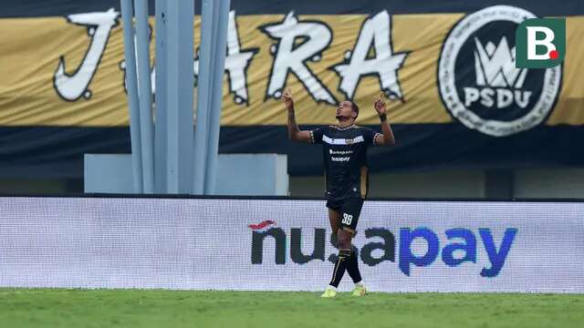 Pemain Dewa United, Alex Martins Ferreira melakukan selebrasi setelah mencetak gol ke gawang Arema FC pada laga pekan pertama BRI Liga 1 2023/2024 antara Dewa United melawan Arema FC di Stadion Indomilk, Tangerang, Minggu (02/07/2023). (Bola.com/Bagaskara Lazuardi)
