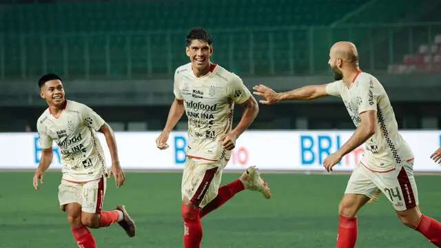 Bek Bali United, Elias Dolah (tengah) disambut rekan-rekannya setelah mencetak gol ke gawang Bhayangkara FC pada lanjutan BRI Liga 1, Minggu (8/10/2023). (Bola.com/Alit Binawan)