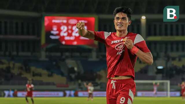 Striker Persis Solo, Ramadhan Sananta, saat melakukan selebrasi seusai membantu mencetak gol kemenangan atas Borneo FC dalam duel di Stadion Manahan, Solo, Sabtu (19/10/2024). (Bola.com/Radifa Arsa)