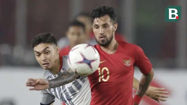 Gelandang Timnas Indonesia, Stefano Lilipaly, mengontrol bola saat melawan Filipina pada laga Piala AFF 2018 di SUGBK, Jakarta, Minggu (25/11). Kedua negara bermain imbang 0-0. (Bola.com/M. Iqbal Ichsan)