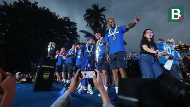 Striker Persib Bandung, David Da Silva (kanan) bersama Ciro Alves menyapa para bobotoh dari atas panggung utama setelah tiba di Gedung Sate, Kota Bandung, Sabtu (1/6/2024) sore usai melakukan pawai juara BRI Liga 1 2023/2024. (Bola.com/M Iqbal Ichsan)