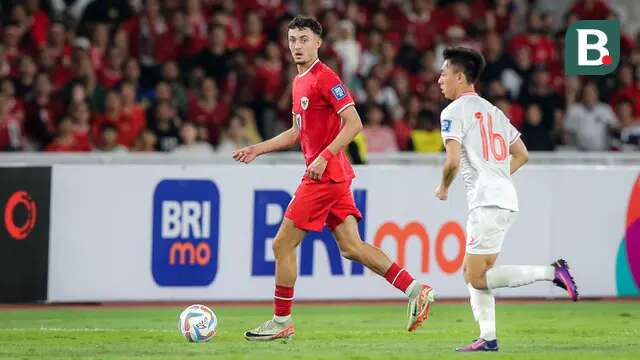 Gelandang Timnas Indonesia, Ivar Jenner menguasai bola dibayangi gelandang Vietnam, Nguyen Thai Son pada laga Grup F kualifikasi Piala Dunia 2026 Zona Asia di Stadion Utama Gelora Bung Karno (SUGBK), Senayan, Jakarta, Kamis (21/3/2024). (Bola.com/Bagaskara Lazuardi)