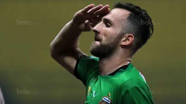 Pemain Bhayangkara FC, Ilija Spasojevic merayakan golnya ke gawang Persela pada lanjutan Liga 1 2017 di Stadion Patriot, Bekasi, (27/10/2017). Bhayangkara unggul 1-0. (Bola.com/Nicklas Hanoatubun)