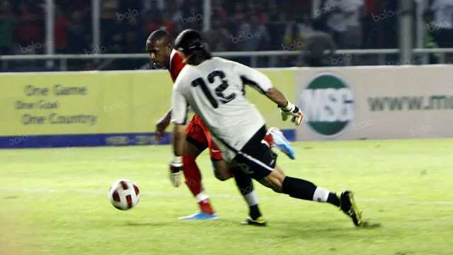Boaz Solossa Saat melewati kiper Uruguay di Stadion Utama Gelora Bung Karno, Jakarta. (Bola.com/Nicklas Hanoatubun)