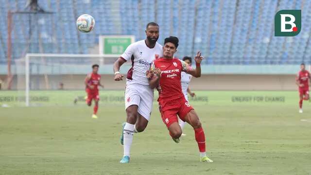 Pemain Persis Solo, Ramadhan Sananta (kanan) berebut bola dengan pemain PSM Makassar, Yuran Fernandes pada laga matchday kedua Grup A Piala Presiden 2024 di Stadion Si Jalak Harupat, Soreang, Kabupaten Bandung, Senin (22/7/2024). (Bola.com/Abdul Aziz)