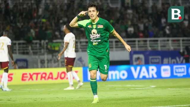 Penyerang Persebaya Surabaya, Francisco Rivera, berselebrasi setelah menjebol gawang Borneo FC dalam laga pekan 16 BRI Liga 1 2024/2025 di Stadion Gelora Bung Tomo, Surabaya, Jumat (20/12/2024). (Bola.com/Aditya Wany)