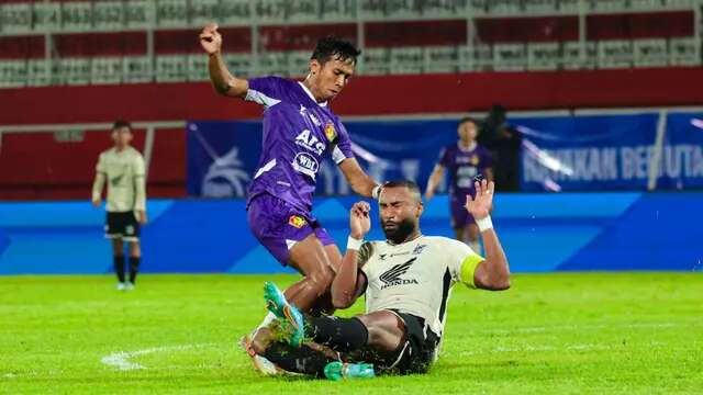 Kapten tim PSM, Yuran Fernandes harus jatuh bangun menghadang gerakan pemain Persik, M. Khanafi. (Bola.com/Gatot Sumitro)