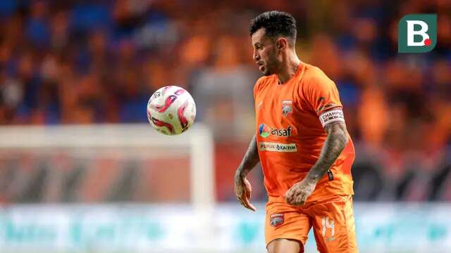 Kapten tim Borneo FC, Stefano Lilipaly menguasai bola saat menghadapi pemain Madura United pada laga leg kedua semifinal Championship Series BRI Liga 1 2023/2024 di Stadion Batakan, Balikpapan, Kalimantan Timur, Minggu (19/5/2024). (Bola.com/Bagaskara Lazuardi)