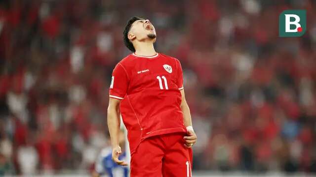 Pemain Timnas Indonesia, Ragnar Oratmangoen tampak kecewa setelah gagal mencetak gol ke gawang Irak pada laga Grup F putaran kedua Kualifikasi Piala Dunia 2026 zona Asia antara Timnas Indonesia menghadapi Irak di Stadion Utama Gelora Bung Karno (SUGBK), Senayan, Jakarta, Kamis (6/6/2024). (Bola.com/M Iqbal Ichsan)