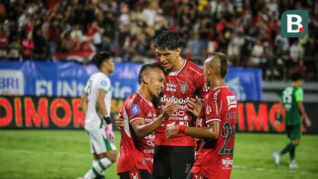 Momen gol Irfan Jaya ke gawang Persebaya Surabaya dalam pekan ke-17 BRI Liga 1 2024/2025 di Stadion Kapten I Wayan Dipta, Gianyar, Sabtu (28/12/2024). Dalam pelukan rekan-rekan setimnya, Irfan Jaya, menolak untuk berselebrasi. Bali United menang 2-0 atas Persebaya. (Bola.com/Alit Binawan)