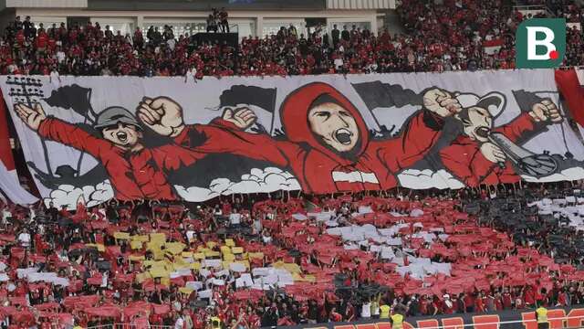 Koreografi dan spanduk raksasa ditampilkan suporter Indonesia, Ultras Garuda saat Timnas Indonesia menghadapi Irak pada laga Grup F putaran kedua Kualifikasi Piala Dunia 2026 zona Asia di Stadion Utama Gelora Bung Karno (SUGBK), Senayan, Jakarta, Kamis (6/6/2024). (Bola.com/M Iqbal Ichsan)