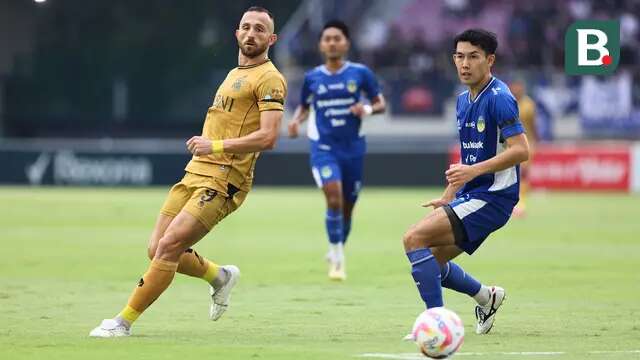Pemain Bhayangkara FC, Illija Spasojevic mengumpan bola melewati pemain PSIM Yogyakarta pada laga final Pegadaian Liga 2 2024/2025 di Stadion Manahan, Solo, Jawa Tengah, Rabu (26/02/2025). (Bola.com/Abdul Aziz)