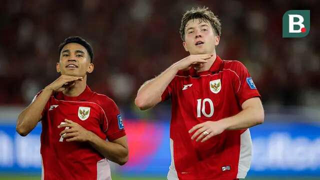 Kerja sama dua pemain Oxford United, Marselino Ferdinan dan Ole Romeny, berhasil membawa Timnas Indonesia unggul 1-0 atas Bahrain pada awal babak pertama, laga kedelapan putaran ketiga Grup C kualifikasi Piala Dunia 2026 di Stadion Utama Gelora Bung Karno, Jakarta, Selasa (25/3/2025) malam WIB. Umpan Marselino mampu dikonversikan Ole menjadi gol dengan sepakan kaki kanan. (Bola.com/Bagaskara Lazuardi)