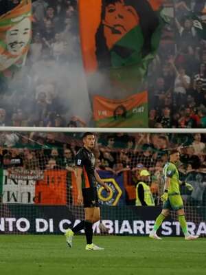 Jay Idzes saat bermain untuk Venezia saat menjamu Fiorentina dalam lanjutan Serie A 2024/2025, Senin (13/5/2025). (Instagram/jayidzes).