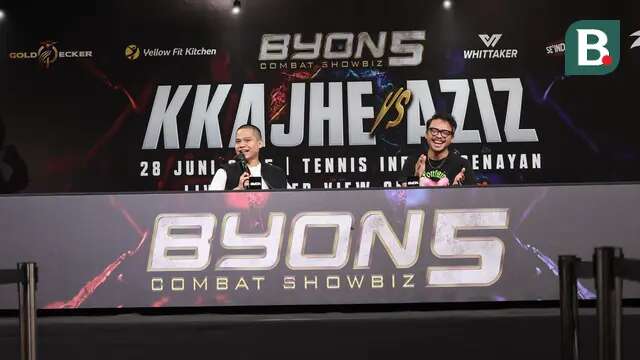 Chief Marketing Officer Vidio, Teguh Wicaksono (kanan) dan CEO Byon, Yoshua Marcellos, pada sesi konferensi pers Byon Combat 5, di SCTV Tower, Rabu (21/5/2025). (Bola.com/Abdul Azis)
