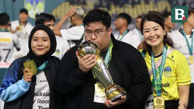 Manajer PSIM, Razzi Taruna (tengah) mencium trofi juara Pegadaian Liga 2 2024/2025 setelah mengalahkan Bhayangkara FC dalam laga final yang berlangsung di Stadion Manahan, Solo, Jawa Tengah, Rabu (26/02/2025). (Bola.com/Abdul Aziz)