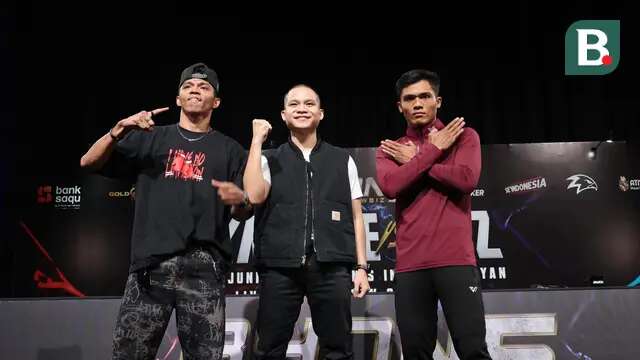 Petarung Indonesia, Kkajhe (kiri) dan petarung Malaysia, Aziz Calim (kanan), pada sesi konferensi pers Byon Combat 5, di SCTV Tower, Rabu (21/5/2025). (Bola.com/Abdul Azis)