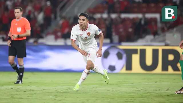 Bintang Timnas Indonesia, Marselino Ferdinan, berlari setelah mencetak gol ke gawang Arab Saudi dalam laga Kualifikasi Piala Dunia 2026 zona Asia yang digelar di Stadion Utama Gelora Bung Karno (SUGBK) Senayan, Jakarta, Selasa (19/11/2024) malam WIB. (Bola.com/Abdul Aziz)