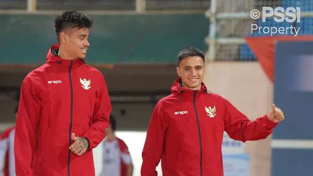 Pemain Timnas Indonesia, Mees Hilgers dan Eliano Reijnders saat mengikuti latihan menjelang laga Kualifikasi Piala Dunia 2026 melawan China yang berlangsung di Stadion Qingdao Tiantai, China pada Minggu (13/10/2024) malam waktu setempat. (Dok. PSSI)