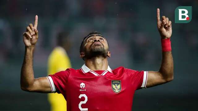 Selebrasi pemain timnas Indonesia, Yakob Sayuri, setelah menjebol gawang Burundi dalam pertandingan uji coba FIFA Matchday yang berlangsung di stadion Patriot Candrabhaga, Bekasi, Sabtu (25/3/2023). (Bola.com/Bagaskara Lazuardi)