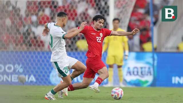 Pemain Timnas Indonesia, Nathan Tjoe-A-On (kanan) berebut bola dengan pemain Irak, Osama Rashid pada laga Grup F putaran kedua Kualifikasi Piala Dunia 2026 zona Asia di Stadion Utama Gelora Bung Karno (SUGBK), Senayan, Jakarta, Kamis (6/6/2024). (Bola.com/M Iqbal Ichsan)