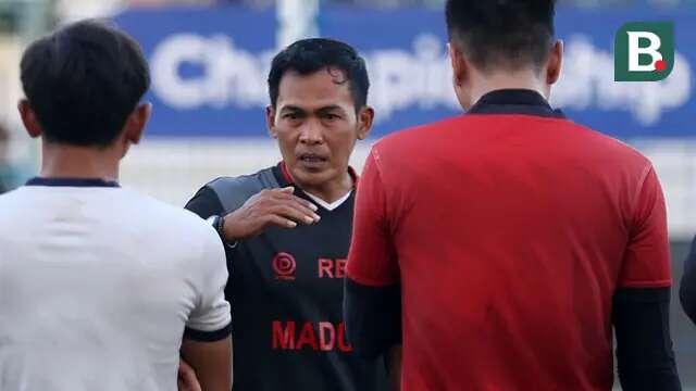 Pelatih caretaker Madura United, Rakhmat Basuki (tengah) memberi instruksi kepada pemainnya dalam sesi official training di Stadion Gelora Bangkalan, Madura, Kamis (30/5/2024) jelang laga leg kedua final Championship Series BRI Liga 1 2023/2024 menghadapi Persib Bandung, Jumat, 31 Mei 2024. (Bola.com/Bagaskara Lazuardi)