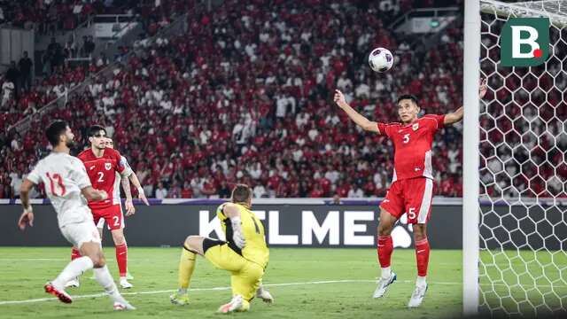 Pemain Timnas Indonesia, Rizky Ridho (kanan) melakukan penyelamatan dengan membuang bola saat laga lanjutan putaran ketiga Kualifikasi Piala Dunia 2026 melawan Bahrain di Stadion Utama Gelora Bung Karno (SUGBK), Senayan, Jakarta, Selasa (25/03/2025). (Bola.com/Bagaskara Lazuardi)
