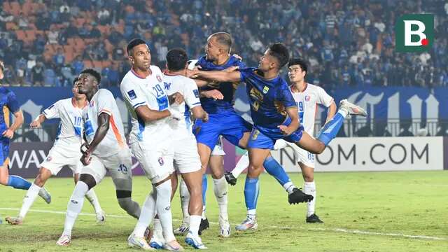 Duel udara terjadi di kotak penalti saat Persib Bandung menghadapi Port FC ada laga perdana Grup F AFC Champions League 2 (ACL 2) di Stadion Si Jalak Harupat, Soreang, Kabupaten Bandung, Kamis (19/9/2024) malam. (Bola.com/Erwin Snaz)