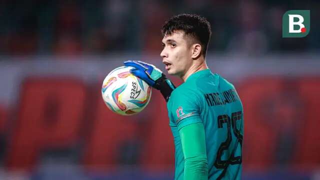 Kiper Borneo FC, Nadeo Argawinata saat menghadapi Persija Jakarta pada laga pekan ke-7 BRI Liga 1 2023/2024 di Stadion Patriot Candrabhaga, Bekasi, Rabu (9/8/2023). (Bola.com/Bagaskara Lazuardi)