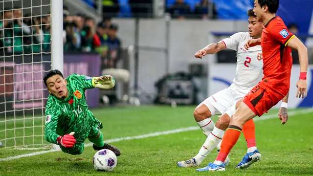 Pemain Timnas Indonesia, Mees Hilgers (tengah) berusaha mencetak gol ke gawang China yang dijaga oleh Wang Dalei saat laga lanjutan putaran ketiga Grup C Kualifikasi Piala Dunia 2026 di Qingdao Youth Stadium, Qingdao, China, Selasa (15/10/2024). (AFP)