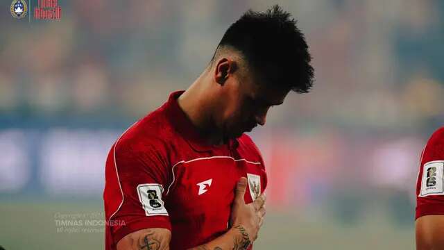 Bek Timnas Indonesia, Mees Hilgers menyanyikan lagu Indonesia Raya sebelum laga melawan Timnas Australia di Sydney Football Stadium, Kamis (20/3/2025). (Dok. PSSI)