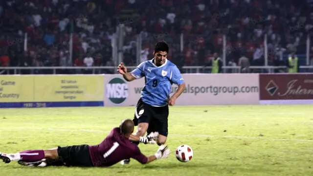 Luiz Suarez mengecoh kiper Indonesia Markus Horison saat pertandingan Indonesia vs Uruguay di Senayan,Jakarta(8/8/2010). Indonesia kalah 1-7. (Bola.com/Nicklas Hanoatubun)