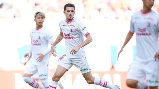 Pemain naturalisasi Timnas Indonesia, Justin Hubner, sudah tiga bulan lamanya berada di Cerezo Osaka. Ia dipinjam Cerezo Osaka dari klub Premier League, Wolverhampton Wanderers mulai 12 Maret lalu dengan kontrak peminjaman hingga 31 Desember 2024 saat J1 League musim 2024 berakhir. Bagaimana sepak terjang pemain yang akan genap berusia 21 tahun pada 14 September 2024, selama tiga bulan merumput bersama Cerezo Osaka? Berikut ini rapornya. (J.LEAGUE)