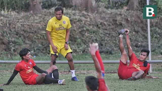 Para pemain Arema sedang berlatih bersama pelatih sementara, Kuncoro. (Bola.com/Iwan Setiawan)
