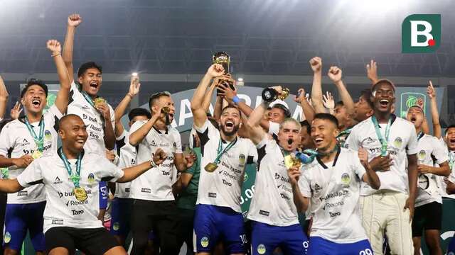 Para pemain PSIM Yogyakarta merayakan juara Pegadaian Liga 2 2024/2025 setelah mengalahkan Bhayangkara FC dalam laga final yang berlangsung di Stadion Manahan, Solo, Jawa Tengah, Rabu (26/02/2025). (Bola.com/Abdul Aziz)
