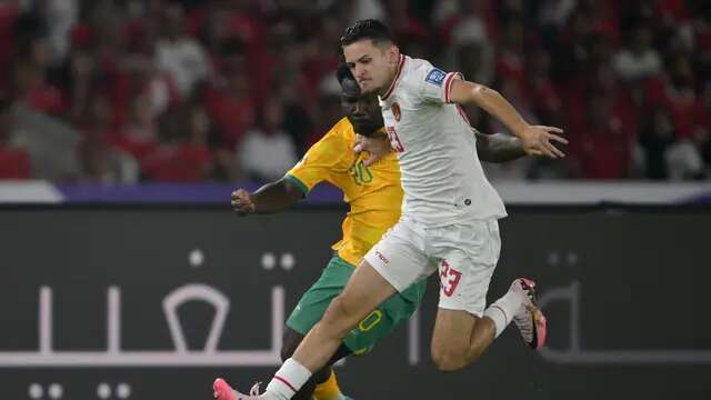 Bek Timnas Indonesia, Justin Hubner (depan, kanan), mengawal pergerakan Nestory Irankunda dari Australia pada pertandingan Kualifikasi Piala Dunia 2026 di Stadion Utama Gelora Bung Karno, Selasa (10/9/2024) malam WIB. (BAY ISMOYO / AFP)
