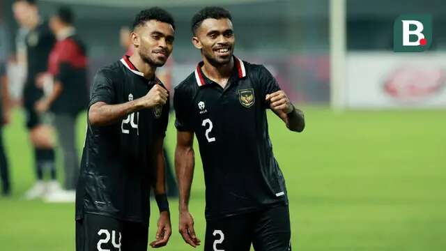 Pemain Timnas Indonesia, Yance Sayuri (kiri) dan Yakob Sayuri berfoto bersama setelah melawan Burundi pada pertandingan kedua FIFA Matchday di Stadion Patriot Candrabhaga, Bekasi, Selasa (28/3/2023). (Bola.com/M Iqbal Ichsan)