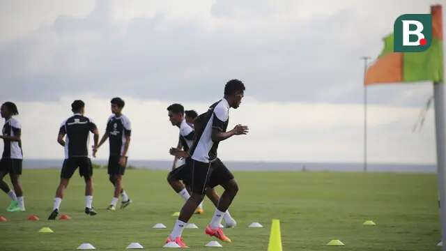 Pemain PSBS Biak, Armando Oropa, menjalani latihan bersama Timnas Indonesia untuk Piala AFF 2024 di Bali United Training Center. (Bola.com/Alit Binawan)