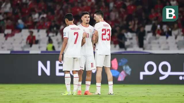 Tiga pemain Timnas Indonesia, Marselino Ferdinan, Ragnar Oratmangoen, dan Justin Hubner, sedang membentuk pagar betis untuk menghalangi tendangan bebas Arab Saudi dalam laga Kualifikasi Piala Dunia 2026 zona Asia di Stadion Utama Gelora Bung Karno (SUGBK), Senayan, Jakarta, Selasa (19/11/2024) malam WIB. (Bola.com/Abdul Aziz)